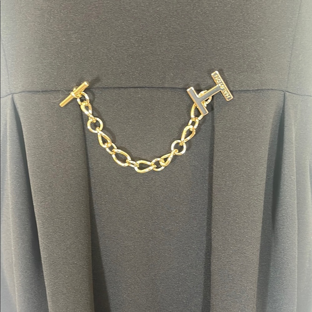 Elegant Black Sleeveless Dress with Gold Chain Detail - Picture 4 of 9